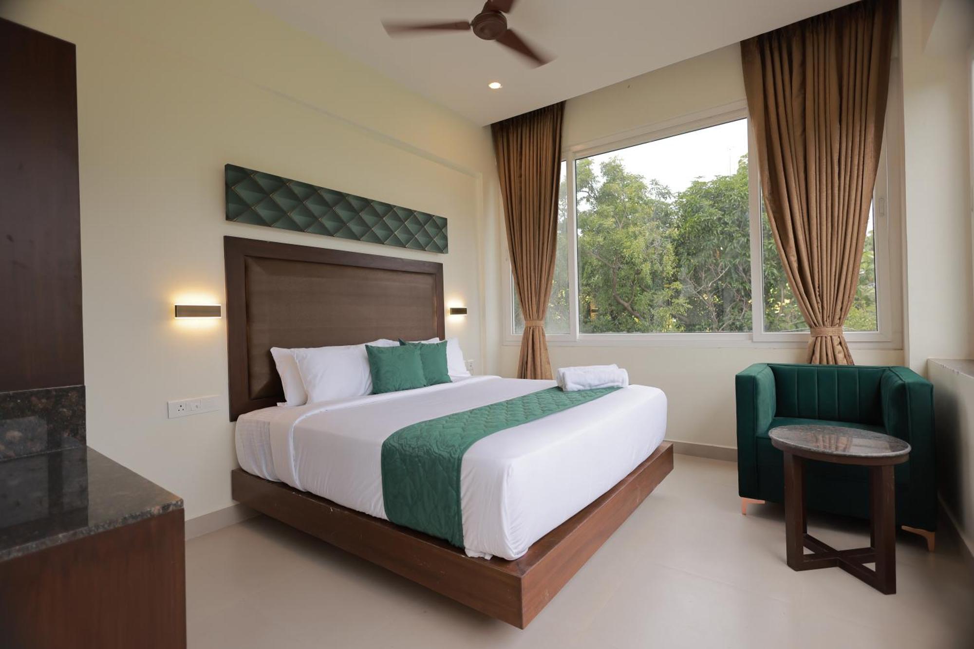 Hotel Aavudai Grand Aralvaimozhi Exteriör bild