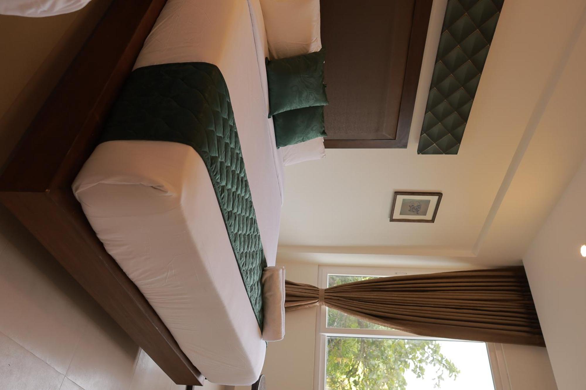 Hotel Aavudai Grand Aralvaimozhi Exteriör bild