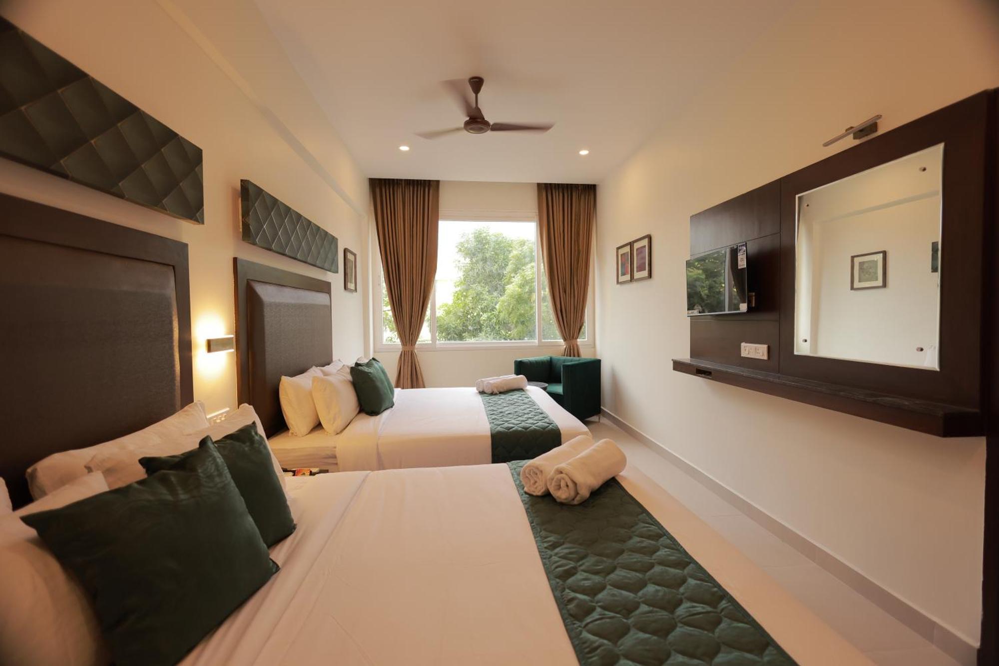 Hotel Aavudai Grand Aralvaimozhi Exteriör bild